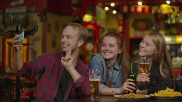 Amigos tomando selfie no bar restaurante bebendo cappuccino e. Café irlandês - Pessoas se divertindo juntas na cafetaria da moda - Conceito de amizade com feliz . — Vídeo de Stock