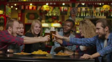 Arkadaşlar kapuçino içme bar restoranda selfie çekmek ve İrlanda kahvesi - İnsanlar moda kafeteryasında birlikte eğlenmek - Mutlu dostluk konsepti.