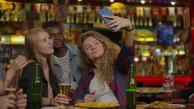 mutlu arkadaş selfie restoran veya bar alarak.