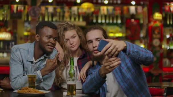 Grupp av happy multiracial vänner att göra en toast med öl på bar eller pub — Stockvideo