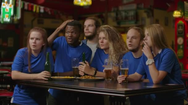 Desporto, pessoas, lazer, amizade e entretenimento conceito - fãs de futebol feliz ou amigos do sexo masculino beber cerveja e celebrar a vitória no bar ou pub . — Vídeo de Stock