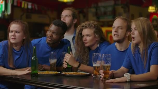 スポーツ、人々、レジャー、友情とエンターテイメントのコンセプト - 幸せなフットボールのファンや男性の友人がビールを飲むとで勝利を祝ってバーやパブ. — ストック動画