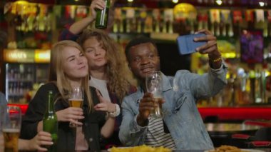 Arkadaşlar kapuçino içme bar restoranda selfie çekmek ve İrlanda kahvesi - İnsanlar moda kafeteryasında birlikte eğlenmek - Mutlu dostluk konsepti.