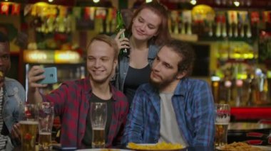 mutlu arkadaş selfie restoran veya bar alarak.