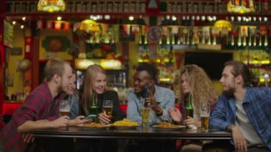 mutlu arkadaş selfie restoran veya bar alarak.