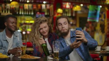 Mutlu erkek arkadaşlar selfie çekerken ve barda ya da barda bira içiyorlar. İnsanlar, eğlence, dostluk, teknoloji ve parti konsepti - mutlu erkek arkadaşlar selfie çekerek.