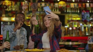 Mutlu erkek arkadaşlar selfie çekerken ve barda ya da barda bira içiyorlar. İnsanlar, eğlence, dostluk, teknoloji ve parti konsepti - mutlu erkek arkadaşlar selfie çekerek.