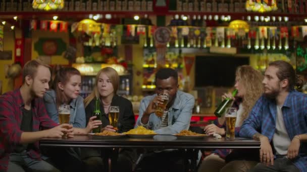 Barátok iszik sört a sörfőzde bár étterem hétvégén-barátság fogalma a fiatalokkal együtt szórakozik. Barátok iszik sört a sörfőzde bárban. — Stock videók
