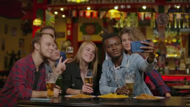 Amis prendre selfie au bar restaurant boire cappuccino et. Café irlandais - Les gens s'amusent ensemble à la cafétéria de la mode - Concept d'amitié avec heureux . — Video