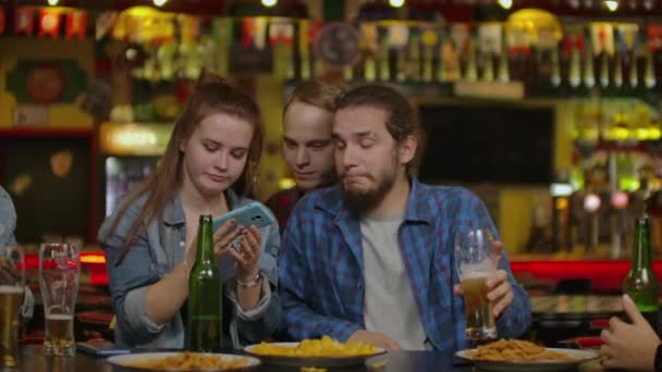 Personas, hombres, ocio, amistad y el concepto de la tecnología - amigos varones felices beber cerveza y tomar selfie con el teléfono inteligente en el bar o pub . — Vídeos de Stock