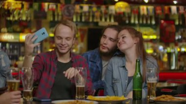 Arkadaşlar kapuçino içme bar restoranda selfie çekmek ve İrlanda kahvesi - İnsanlar moda kafeteryasında birlikte eğlenmek - Mutlu dostluk konsepti.