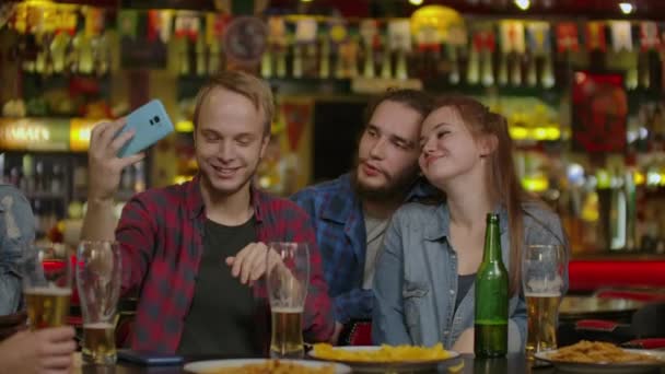 Amigos tomando selfie en el bar restaurante bebiendo capuchino y. Café irlandés - Gente divirtiéndose juntos en la cafetería de moda - Concepto de amistad con feliz . — Vídeos de Stock