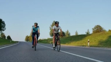 Bisikletçi Yolda Bisiklet Arka Görünüm.Bisiklet Erkekler Şehir Park.Tracking Shot Sunset Sun.Bisikletçi Atlet Yoğun Eğitim At Road Bike Üzerinde Bisiklet Bisiklet Pedalling.