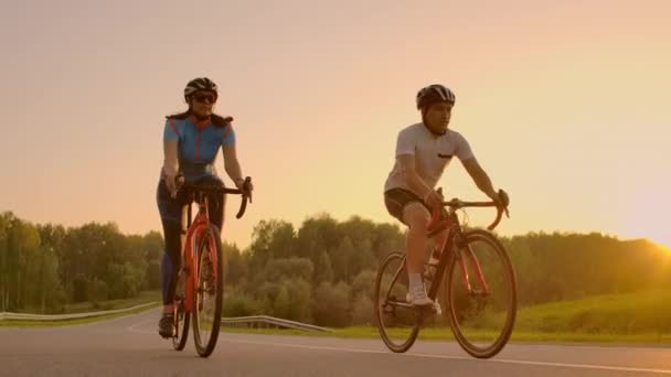 Kole soutěže, cyklista sportovci na koni tak při vysoké rychlosti. — Stock video