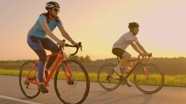 Dois ciclistas andam juntos nas montanhas. Suavemente focado tiro mão de dois ciclistas profissionais da equipe de esporte se divertindo durante o treinamento duro, sprinting . — Vídeo de Stock