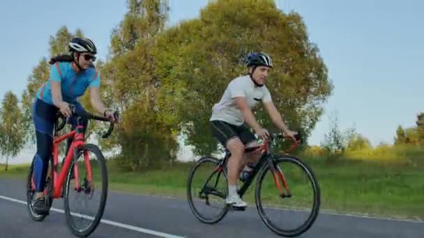 Cykling konkurrens, cyklist idrottare rider en ras med hög hastighet. — Stockvideo