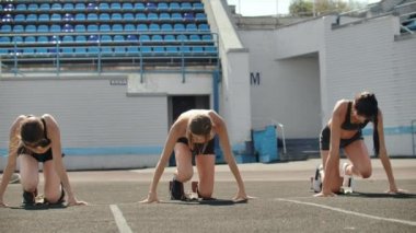 Atletizm, kadın koşucu bir yarıştan önce başlayan blok, çömelme izlemek. Ağır çekimde