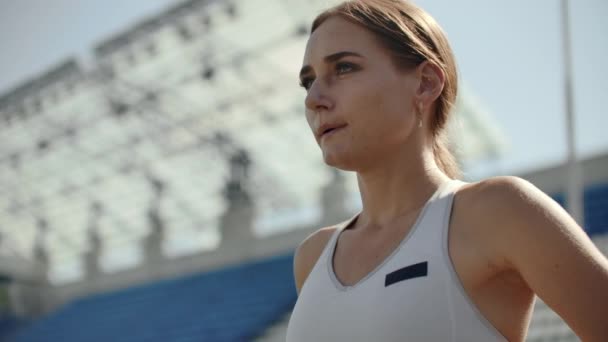 경기장에서 아름다운 여자 운동 선수는 호흡과 경주를 시작할 준비. 경주에 대한 동기 부여와 조정. 집중력과 태도. — 비디오