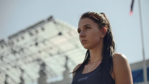 Movimento lento: Atleta mulher esperando no bloco de partida na pista de corrida . — Vídeo de Stock