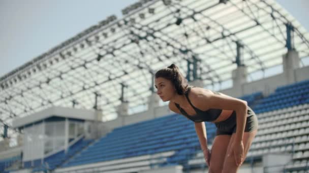 Stadyum tribünlerinde yoğun derin nefes alıp yarış için kendimi ve bilincimi motive eden güzel bir kadının zaman atlamalı portresi. Gereksiz duyguları atın — Stok video