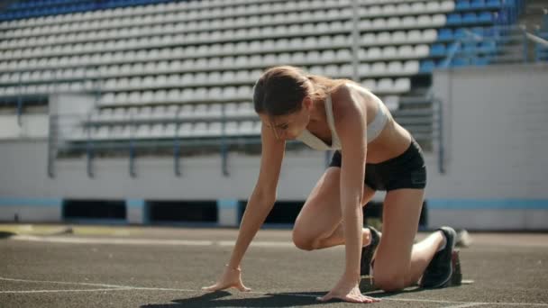Štíhlá dívka sportovec je schopen běžet v polštářky na trati v pomalém pohybu. — Stock video