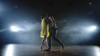 duman ve spot ışıkları hızlı hareket sahnede dansçılar bir çift