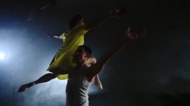 spot ışıkları ve duman sahnede dönen bir çift