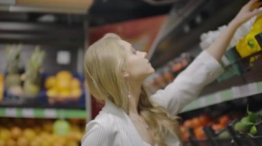 Süpermarkette Sarı Biber Alan Kadın. Kadın almak ve Bakkal Organik Sebze Seçimi. Sıfır Atık Alışveriş ve Sağlıklı Yaşam Tarzı Kavramı. Yavaş çekim