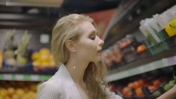 Handen neem enkele kleurrijke peper één voor één in de markt en houd. Close-up van concept van selectie, kwaliteit fruit of rode groenten kopen. Jonge vrouw pick-up enkele smakelijke versheid ingrediënt voor het koken. — Stockvideo