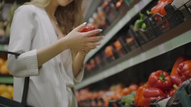 Руки взять несколько красочных перец один за другим на рынке и удерживать. Закрыть концепцию выбора, купить качественные фрукты или красные овощи. Молодая женщина купить некоторые вкусные ингредиенты свежести для приготовления пищи . — стоковое видео