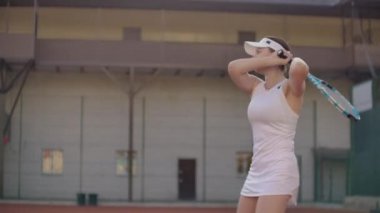 Profesyonel donanımlı kadın tenis raket ile tenis topu sert yenerek. Profesyonel donanımlı kadın tenis raket ile sert tenis topu yenerek.