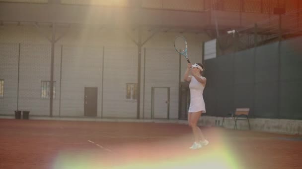 Tenis kortu genç sportiv kadın profesyonel tenis oynarken güneşli bir günde tenis oyunu. Tenis kortu genç sportif kadın oynarken güneşli bir günde tenis oyunu — Stok video