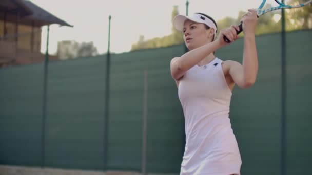 Bella tennista donna gioca palle sul campo da tennis. Giocatore professionista di tennis slow motion — Video Stock