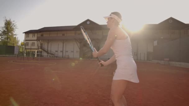 专业装备的女性用网球拍狠狠地击打网球。专业装备女性用网球拍狠狠地击打网球. — 图库视频影像
