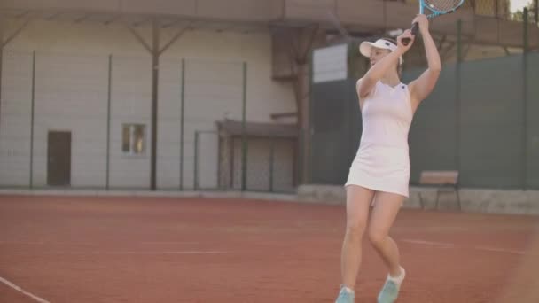 Profesyonel donanımlı kadın tenis raket ile tenis topu sert yenerek. Profesyonel donanımlı kadın tenis raket ile sert tenis topu yenerek. — Stok video