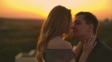 Romantik Tarih çatıda. Gün batımında çatıya çıkan sevgi dolu çiftin.