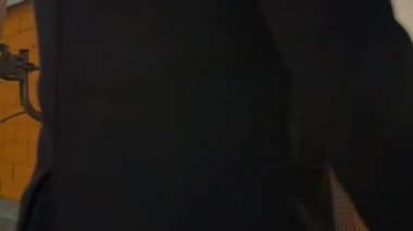 Genç çift gün batımında binanın çatısında erkek arkadaşı önde gelen kadın yürüyüş el ele Pov seyahat konsepti. Kaygısız özgür aşıklar gülerek ve gülümseyerek çatıda koşmak.