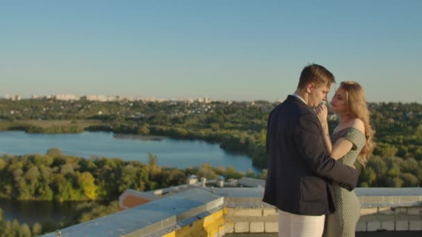 Rencard romantique sur le toit. Couple amoureux sortir ensemble sur le toit au coucher du soleil . — Video