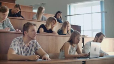 Sınıf Çoklu Etnik Öğrenciler Odasında Bir Öğretim üyesini Dinliyor ve Defterlere Yazıyor. Üniversitede Akıllı Gençler Eğitimi