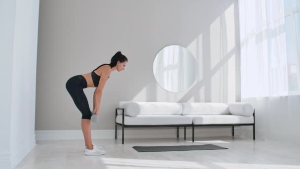 Uygun kadın fitness performans gösteren deadlift egzersiz halter ile yapmak. — Stok video