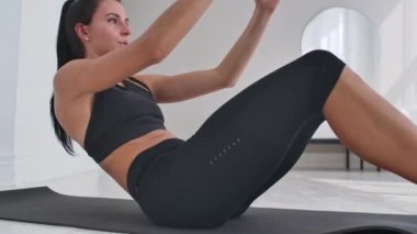 Ev fitness kavramı. Kadının ABS yapması yerde evde, kopya alanı egzersizi..
