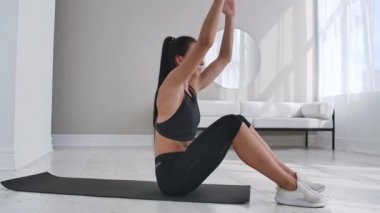 Ev fitness kavramı. Kadının ABS yapması yerde evde, kopya alanı egzersizi..