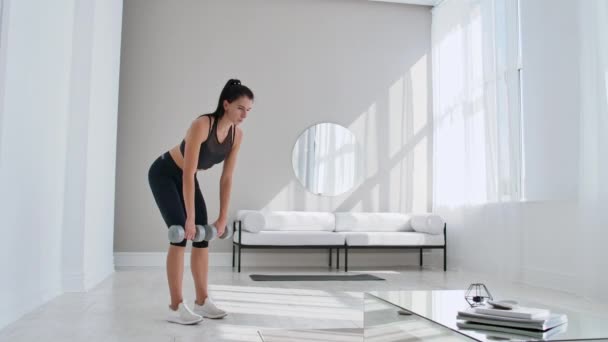 Passar kvinna fitness utför gör marklyft övning med hantel. — Stockvideo