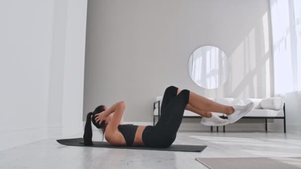 Genç kız bisiklet crunches egzersiz yapıyor, evde egzersiz. Genç fitness kız evde yerde yatan kolay yoğun bisiklet crunches egzersiz yapıyor, sportif. — Stok video