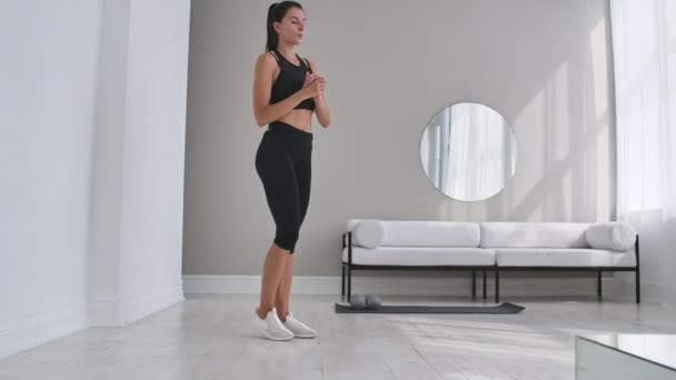 Vrolijke sportieve vrouw die kant lunges doet. Middelbare leeftijd Happy Sportvrouw woonkamer doen kant lunges en glimlachend naar voren tijdens het trainen. — Stockvideo