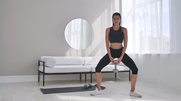 Fiatal fitness nő csinál zömös a súlyzók kezében — Stock videók