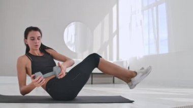 Profil yan görünümü fotoğraf portre muhteşem büyüleyici sportif sportif konsantre güzel at kuyruğu esmer Bayan mor halı üzerinde egzersizi sağlıklı yaşam önde gelen hafta sonu yapıyor ile.