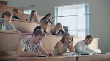 Elleri öğretim üyesi iken o bir sınıf tam öğrenci için ders verir. Gençler Üniversitesi nde bir konferans dinlerken