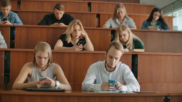 Studenten chatten online in een universitaire klas. Introverts en angst voor mensen — Stockvideo