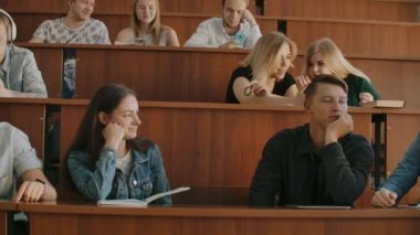 Sınıfta arkadaş canlısı bir öğrenci grubu ders aralarında konuşuyor.